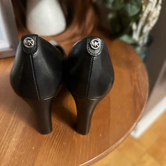 Michael Kors MILLY FLEX PUMP - Picture 2 of 6